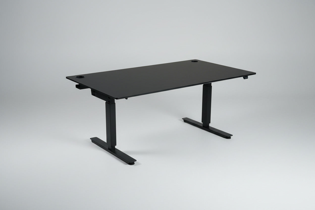 EFG hæve-sænkebord 160x90 cm med sort linoleumsbordplade, sort stel, 2 kabelgennemføringer og sort kabelbakke set forfra.